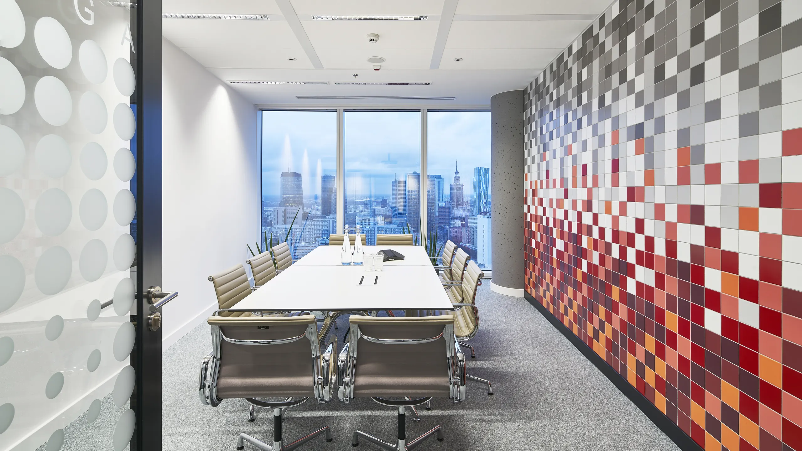 JLL office in Warsaw Spire,Poland,Warsaw,5.000 m²,Danuta Baranska,Creative Director Tétris,TEMEX,Bartosz Makowski,ROCKFON Tropic,D/AEX-edge,1200x600,white,ROCKFON System Bandraster Dznl/AEX™