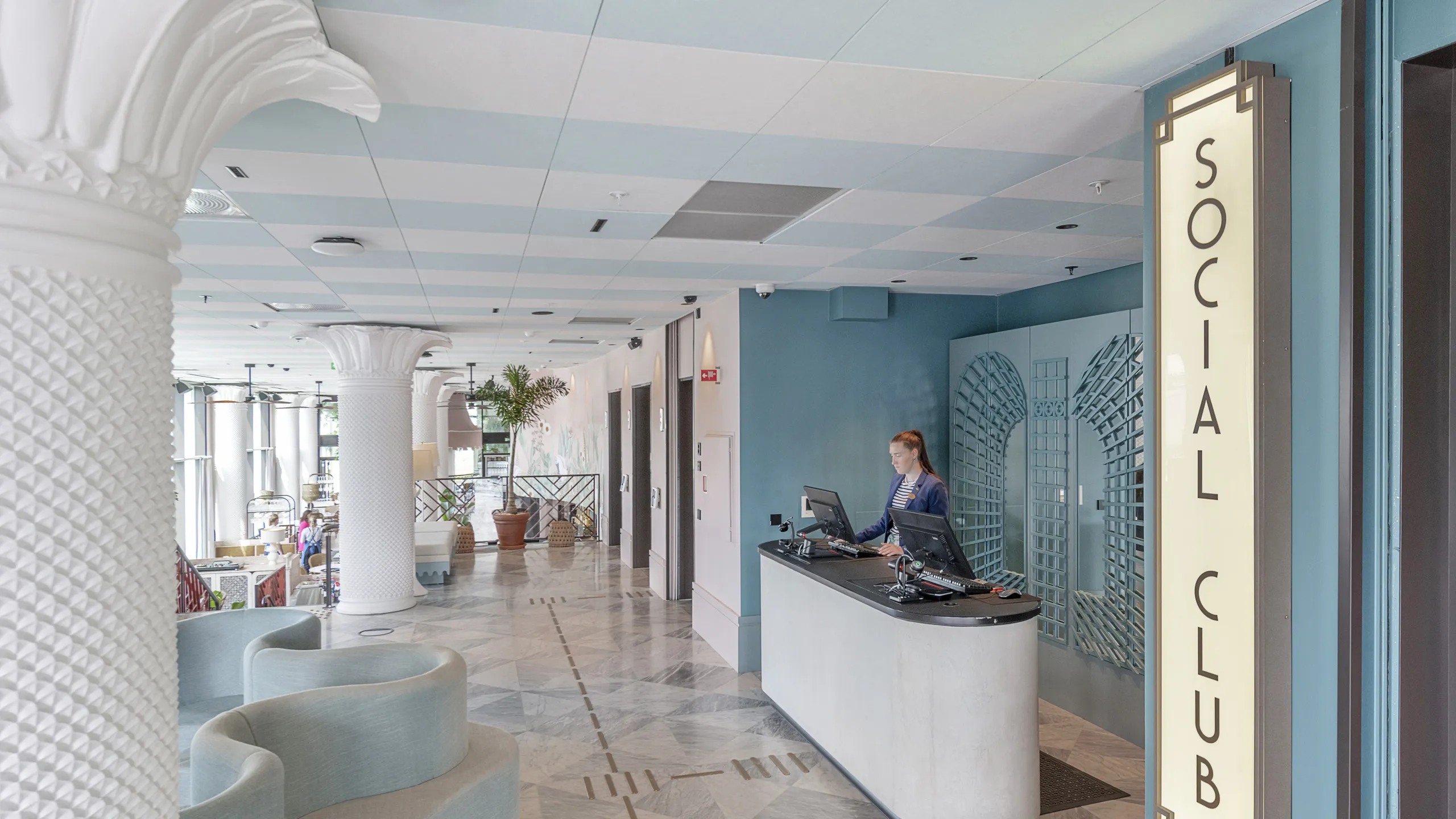 Reception in Hotel Riviera in Moss Norway with Rockfon Color-all special X-Edge