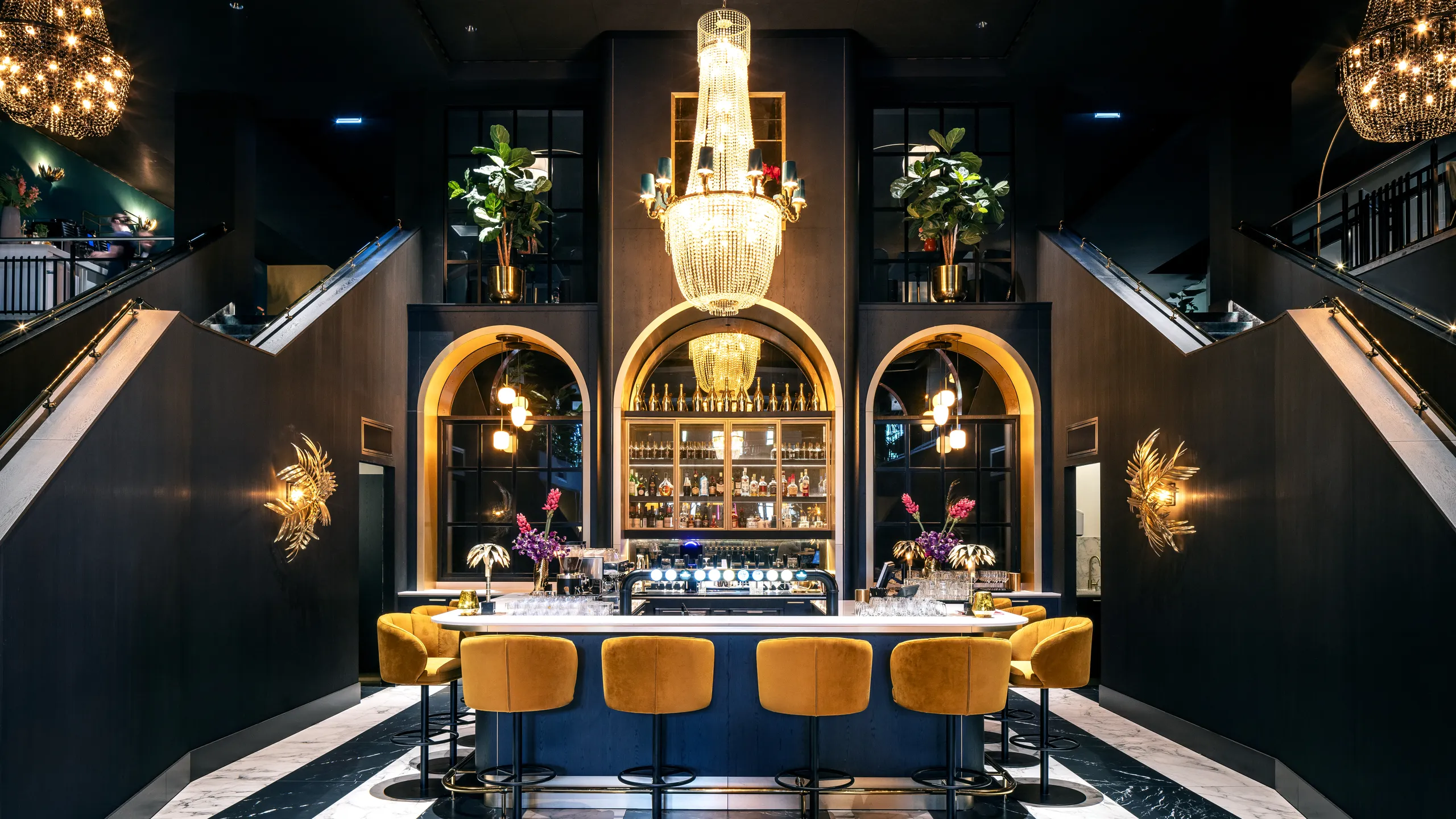 Restaurant in Theaterhotel Oranjerie in Roermond Netherlands with Rockfon Color-all X-Edge