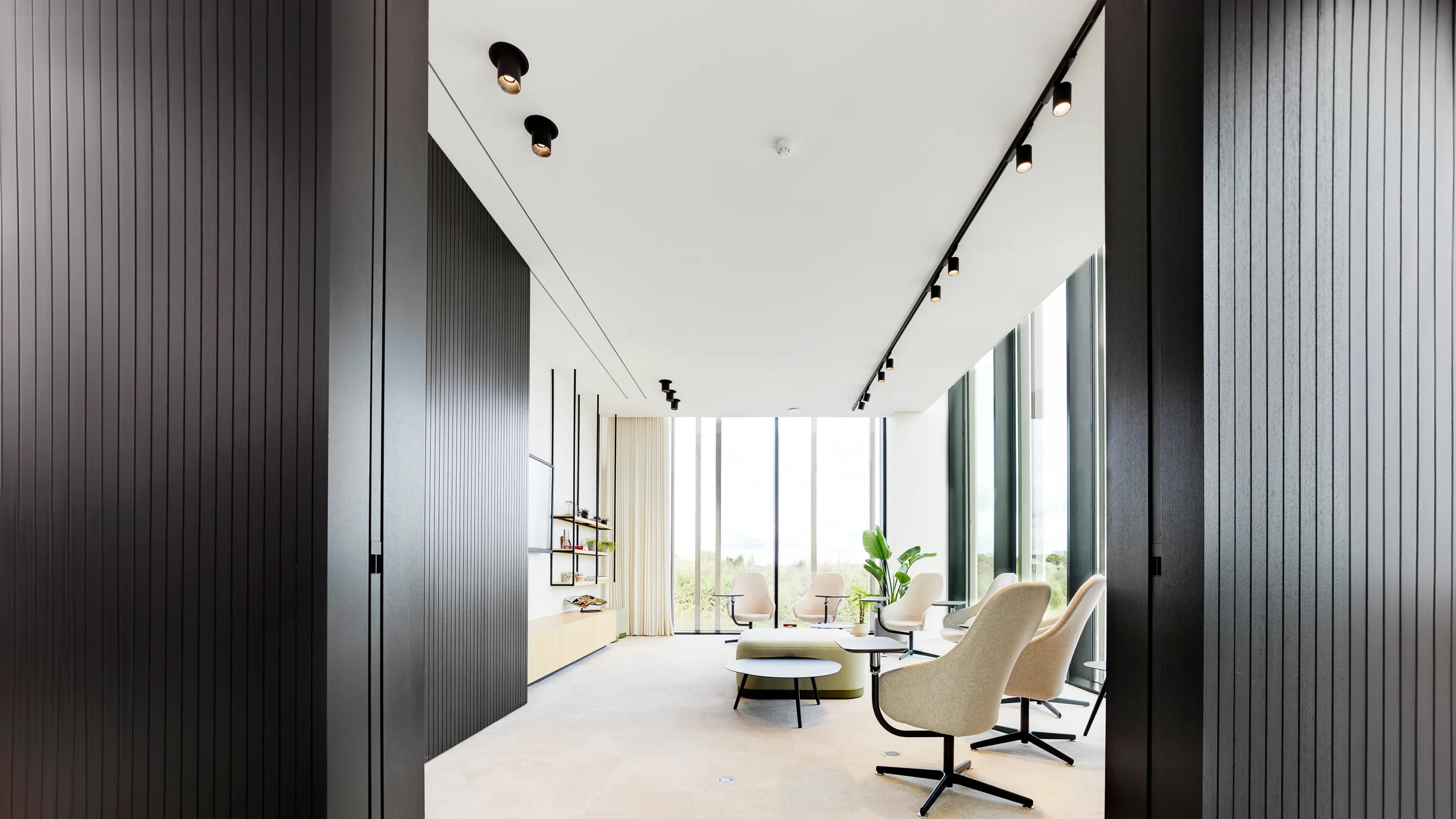 Meeting Room in Den Berk Délice in Hoogstraten Belgium with Rockfon Mono Acoustic TE-Edge