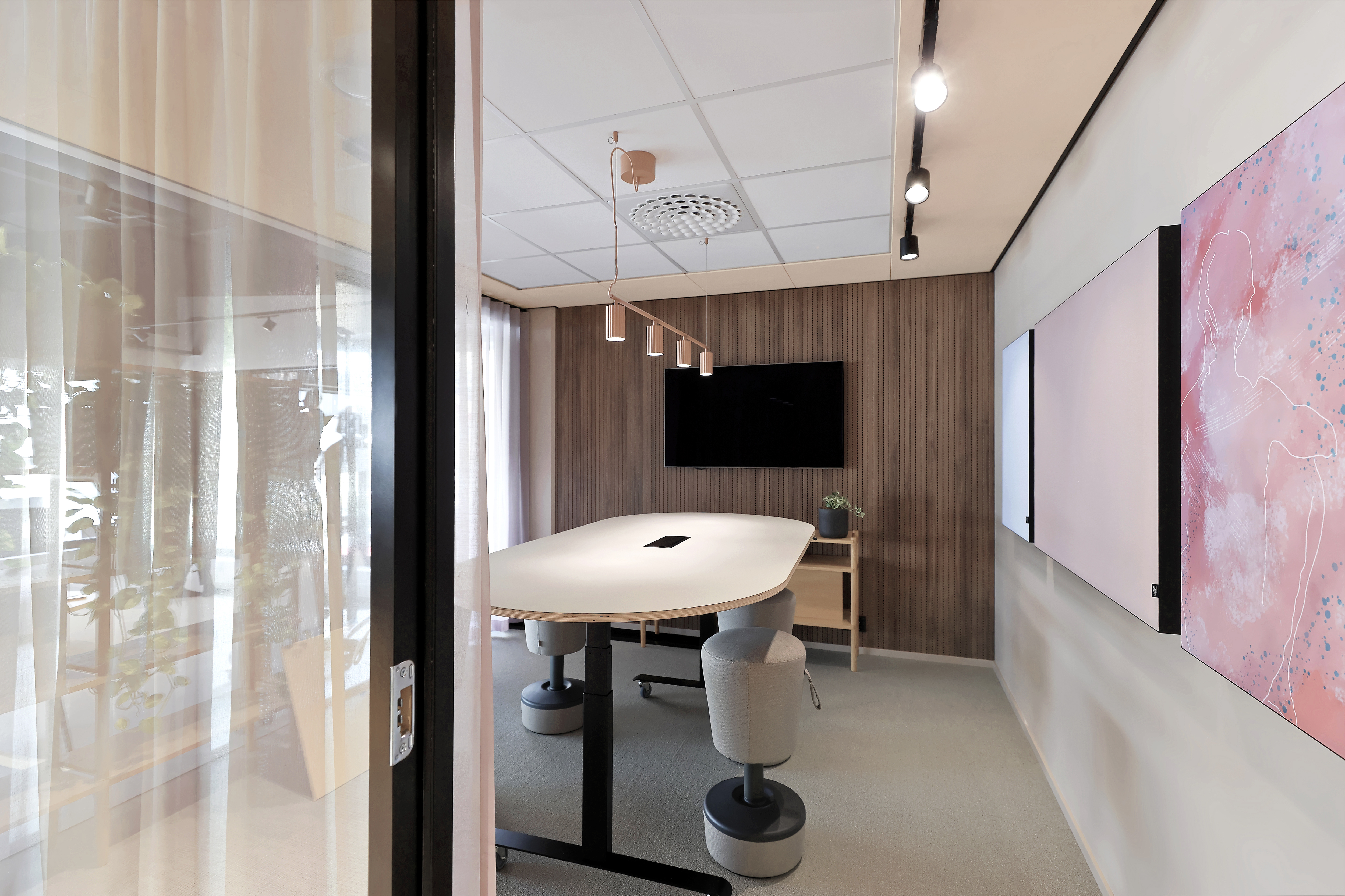 Meeting Room in Paytrail in Tampere Finland with Rockfon Canva Wall panel A-Edge and Rockfon Color-all X-Edge