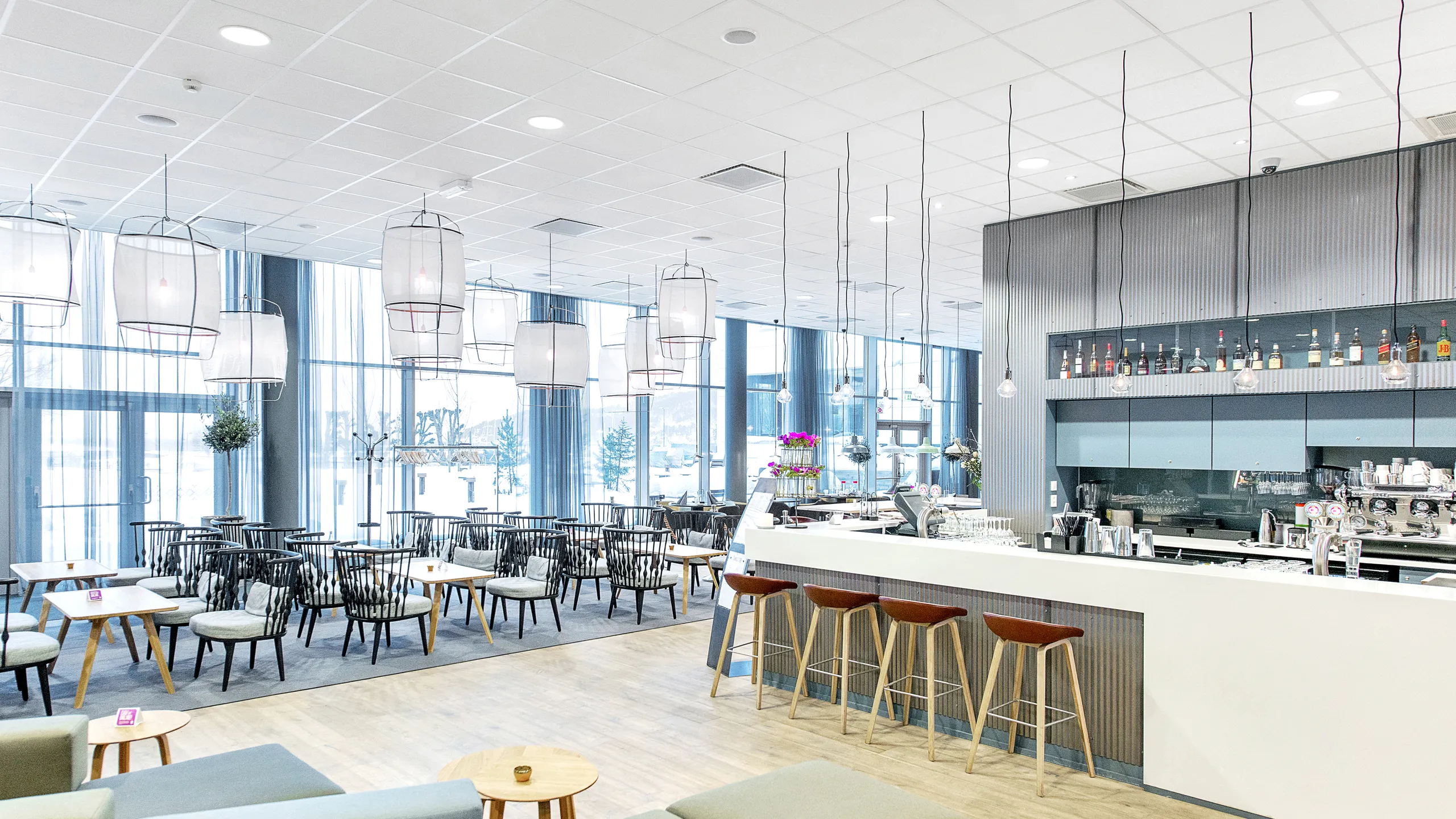 White tile hotel ceiling at Scandic Kristiansand Bystranda, Norway, Kristiansand, Asplan Viak, Krog og Tjader, Kruse and BRG, Aquarama Hoteleiendom, Bico Bygg og Innredninger, Erik Burås, CMC 2800, Rockfon System T24 A/E, White, Tropic, 600 x 600 x 15, A-edge, CMC 2800, ROCKFON System T24 A/E
