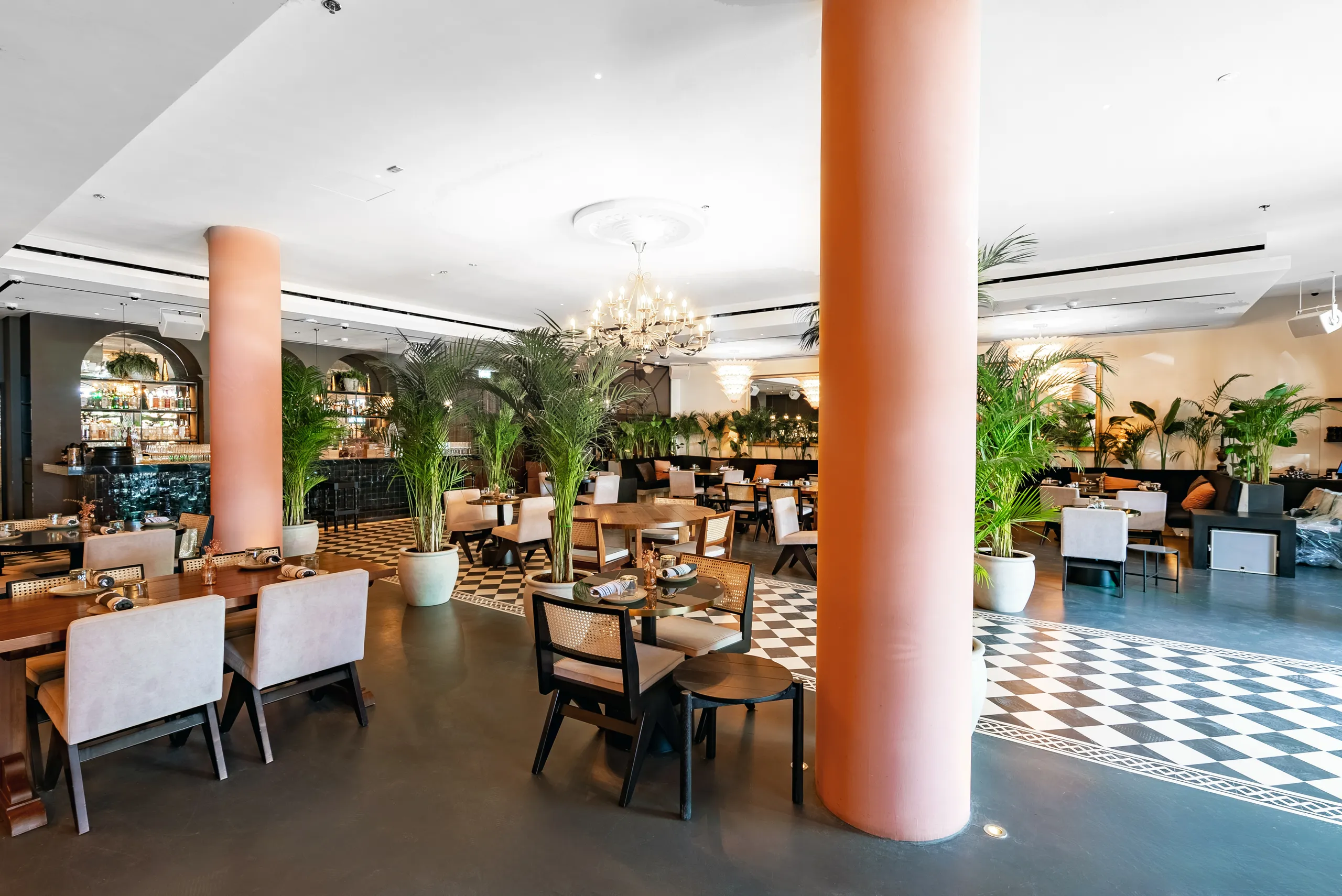 An inviting atmosphere in a food court area with white-coloured acoustic ceiling solutions.
