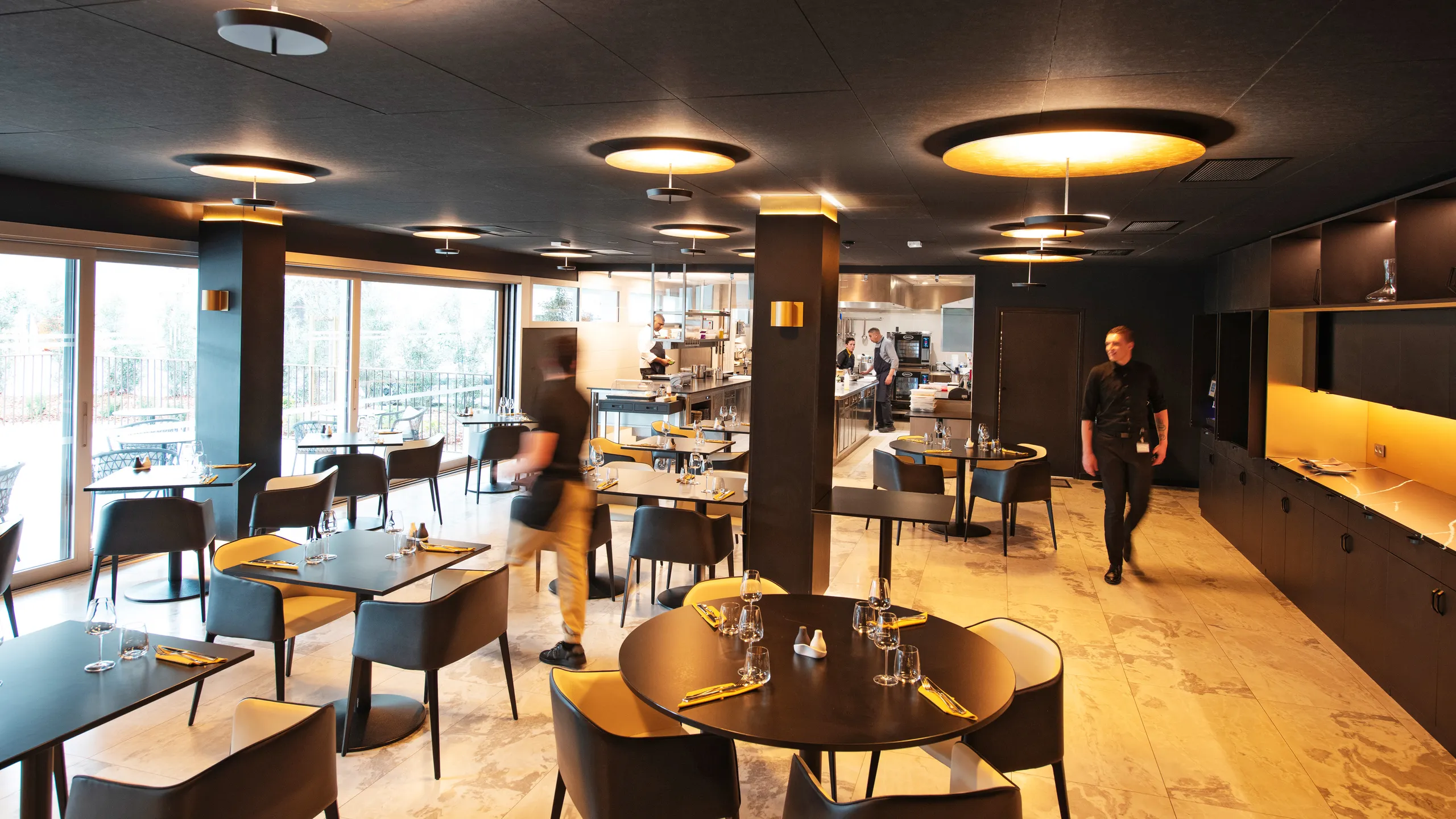 Restaurant in Le Rockfon® Mono® Acoustic et le Rockfon Color-all® Charcoal à l’honneur dans le projet de l’hôtel La Villa Castellane in Gréoux-les-Bains France with Rockfon Color-all