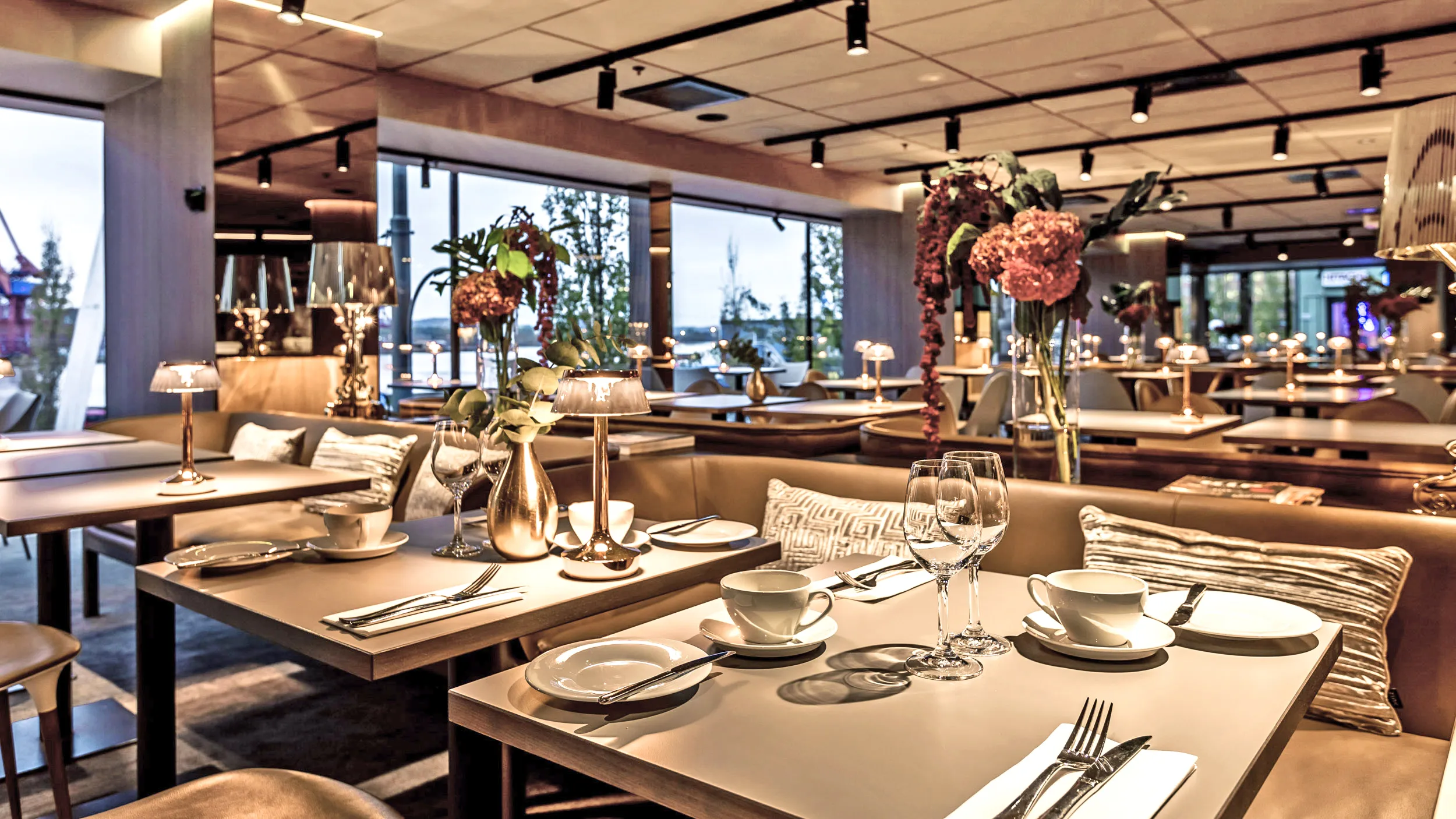 Restaurant in Riverton Hotel Gothenburg Sweden with Rockfon Color-all linen colour in E-edge and Chicago Metallic T24 grid in Color-all linen