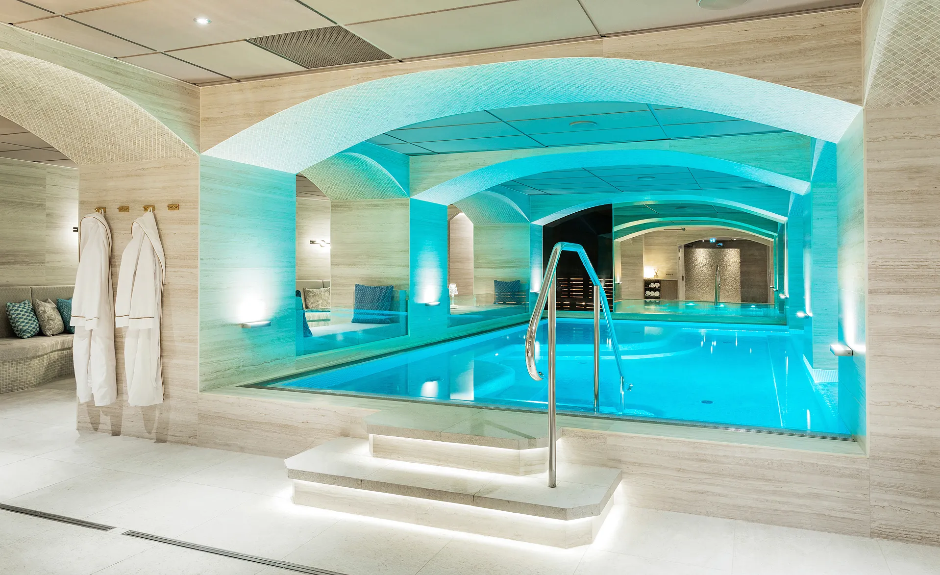 Hotel Riverton Spa swimming pool ceiling design