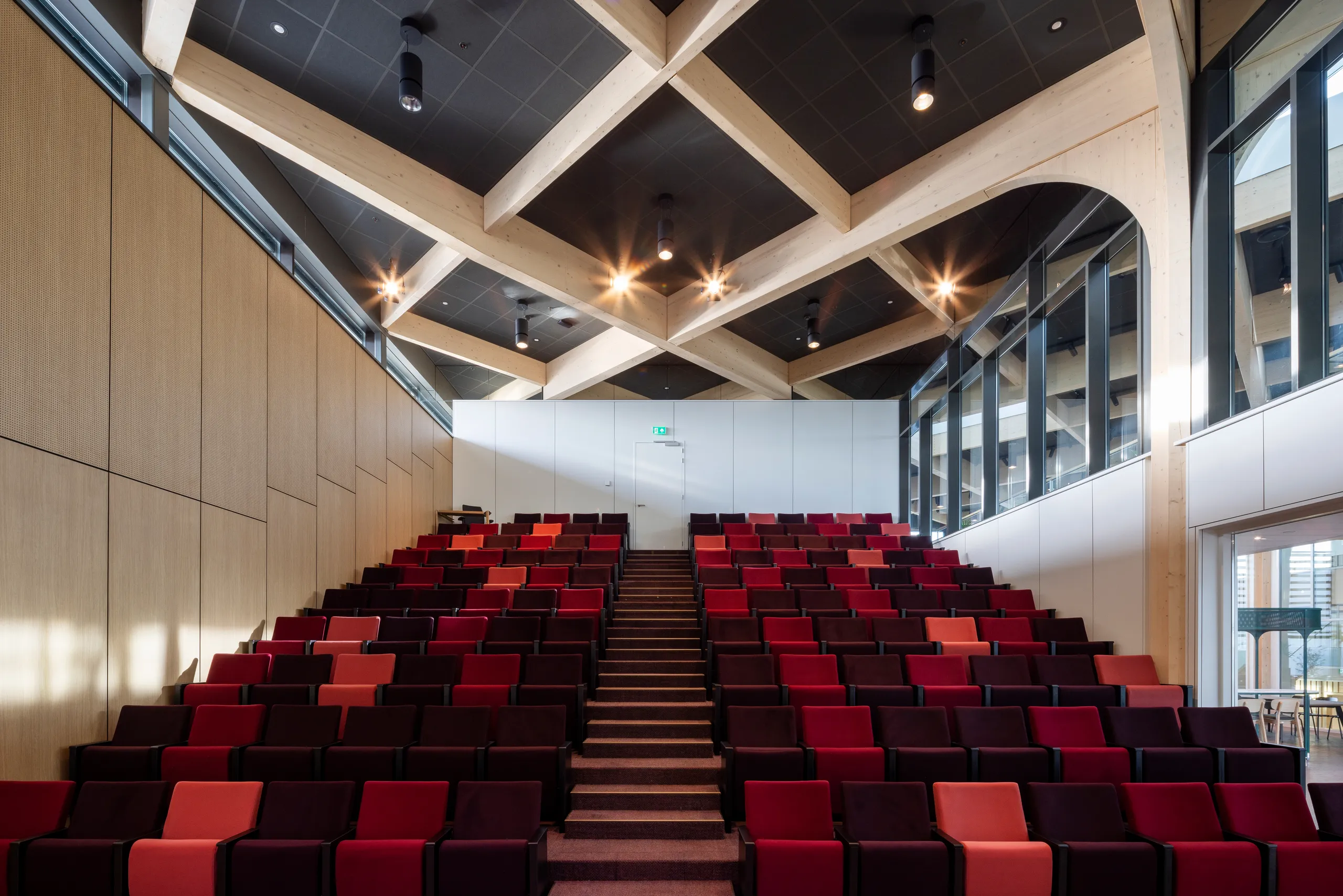 Cinema acoustics optimised with ceiling and wall sound-absorbing solutions.